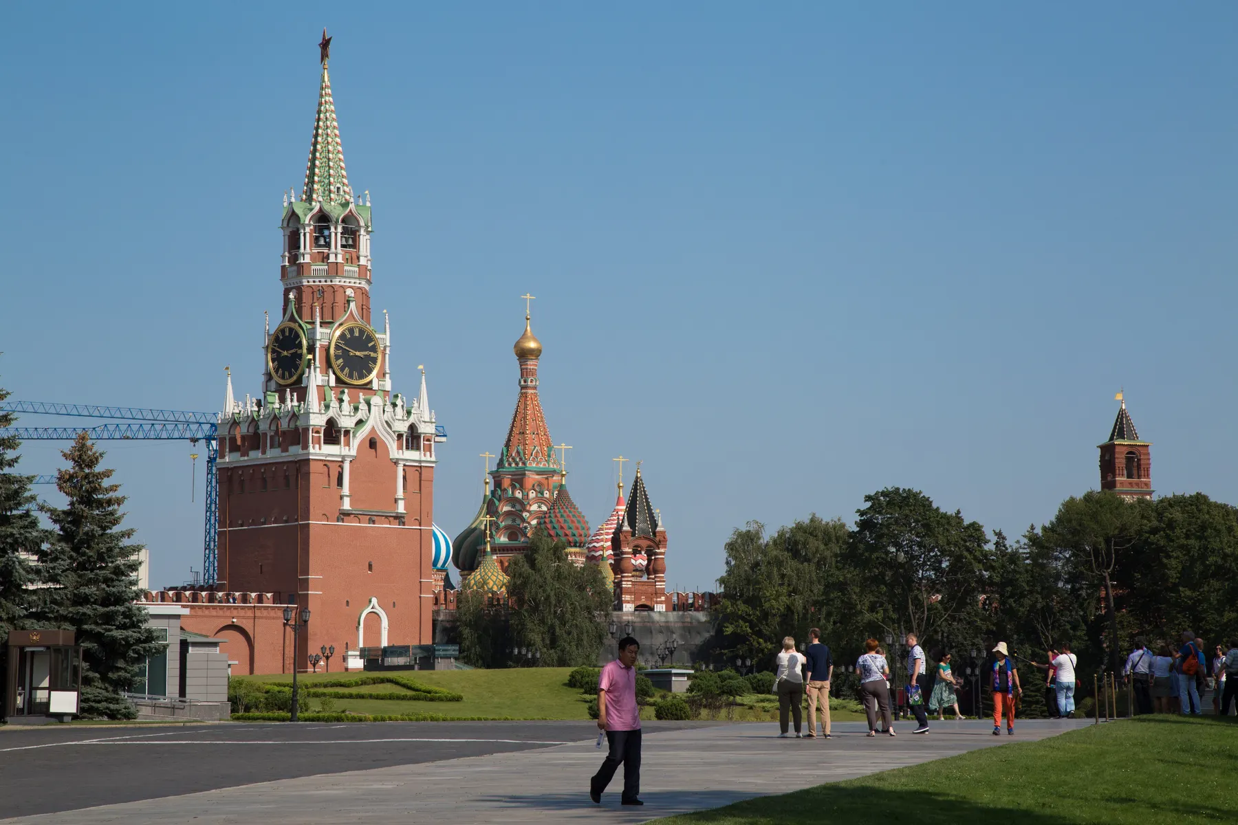 Guide and group at the Moscow Kremlin