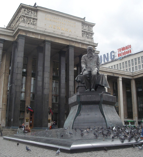 Монумент Достоевского (около выхода из станции метро Библиотека имени Ленина)
