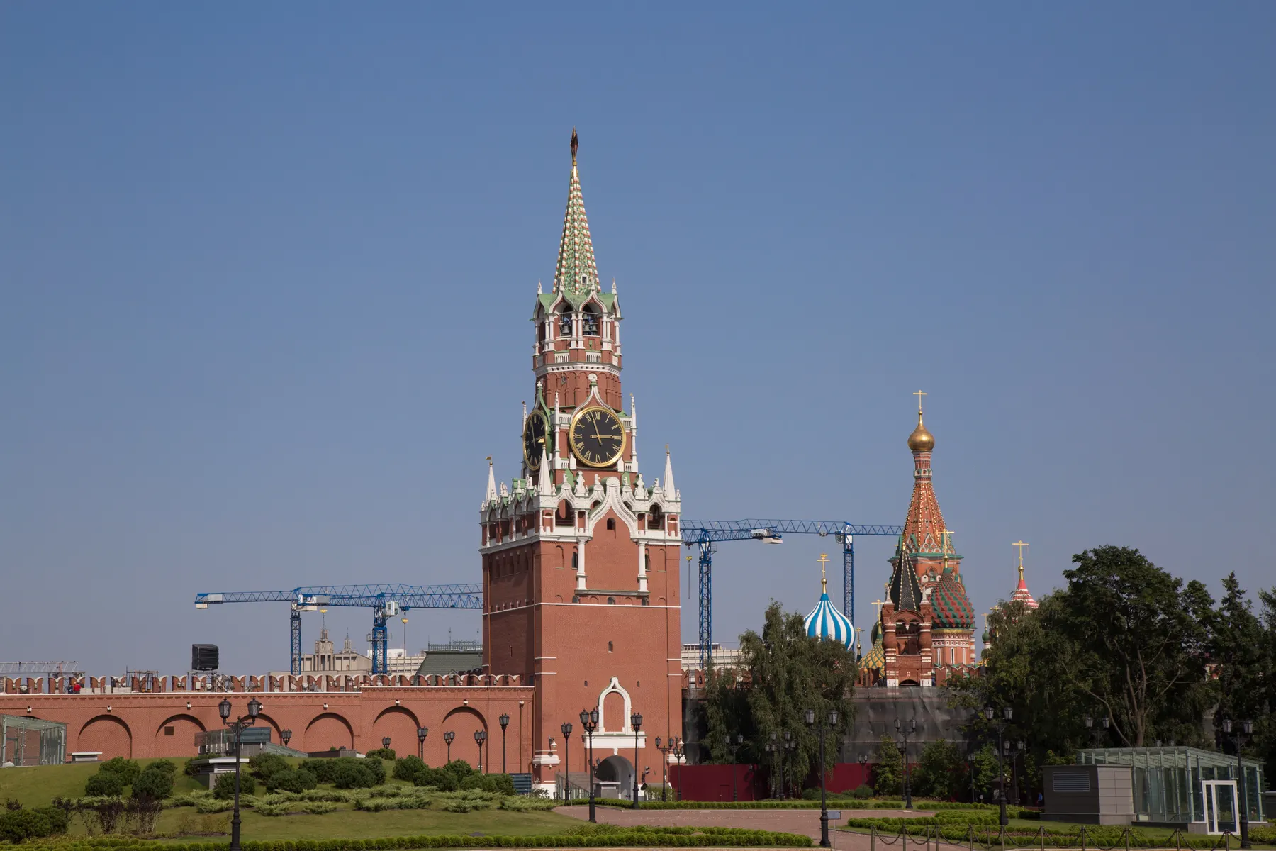 Guide and group at the Moscow Kremlin